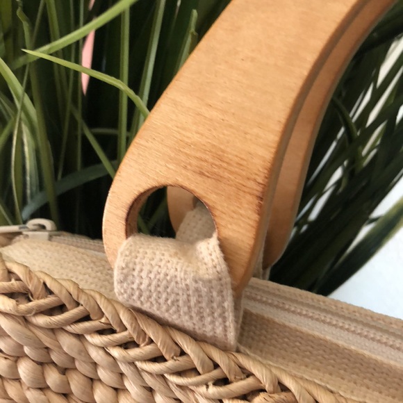 Vintage Rattan Bag with Needle Point Accent-Wood Handles-Zip Top-14x10x3 - Picture 5 of 17